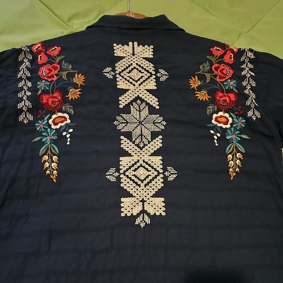 Johnny Was Navy button down top-fantastic Embroidery Coming & Going! - Picture 2 of 16